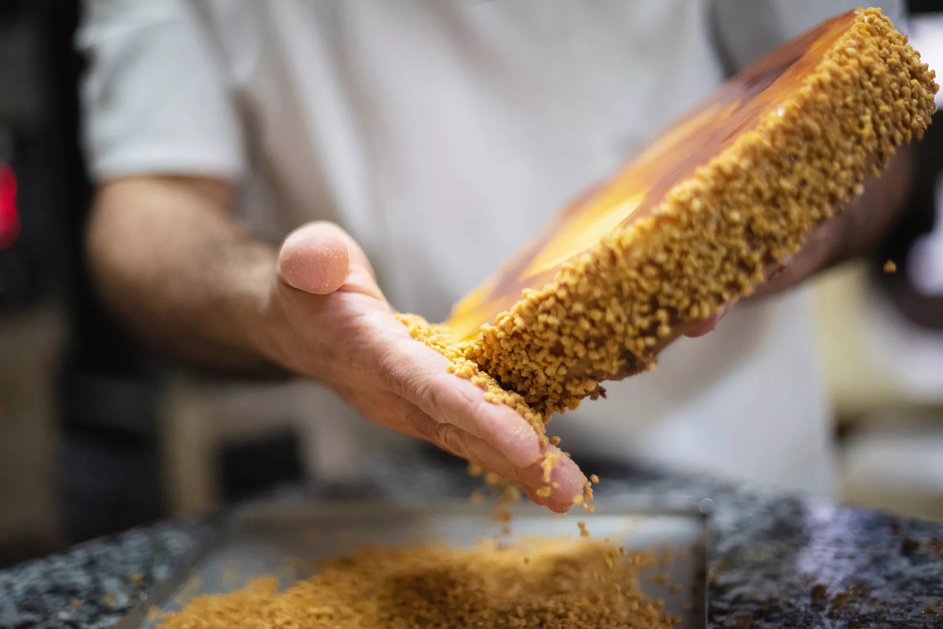 Manos trabajando con varias tartas